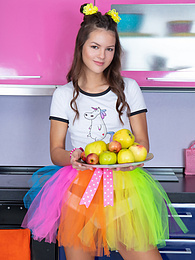 FreeKiloPics presents: Mind blowing and breathtaking brunette beauty playing with fruits after she gets fully naked for the camera.
